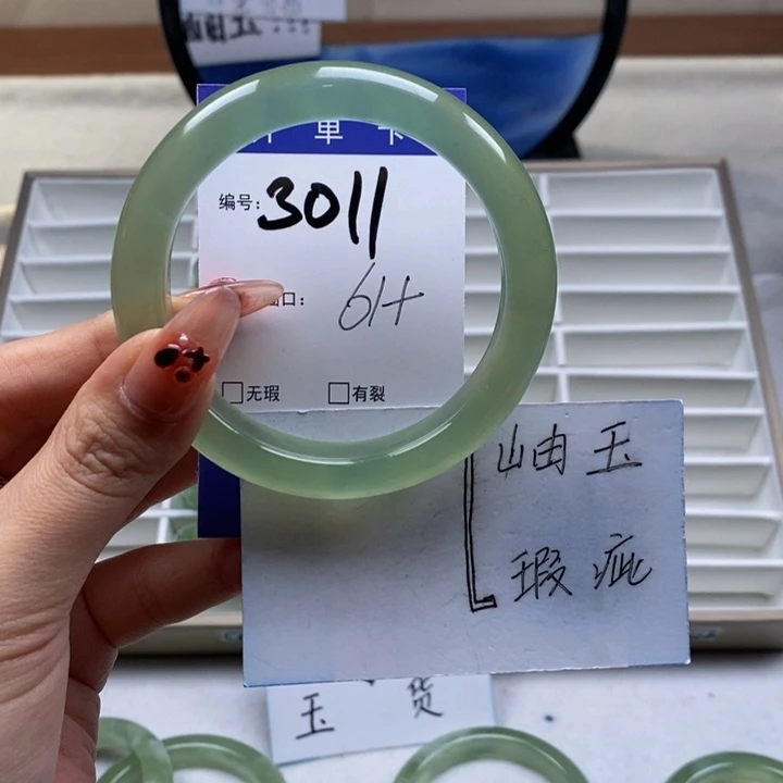 蛇纹石玉手镯未镶嵌