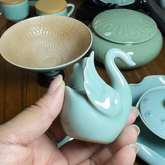 龙泉青瓷茶宠小天鹅