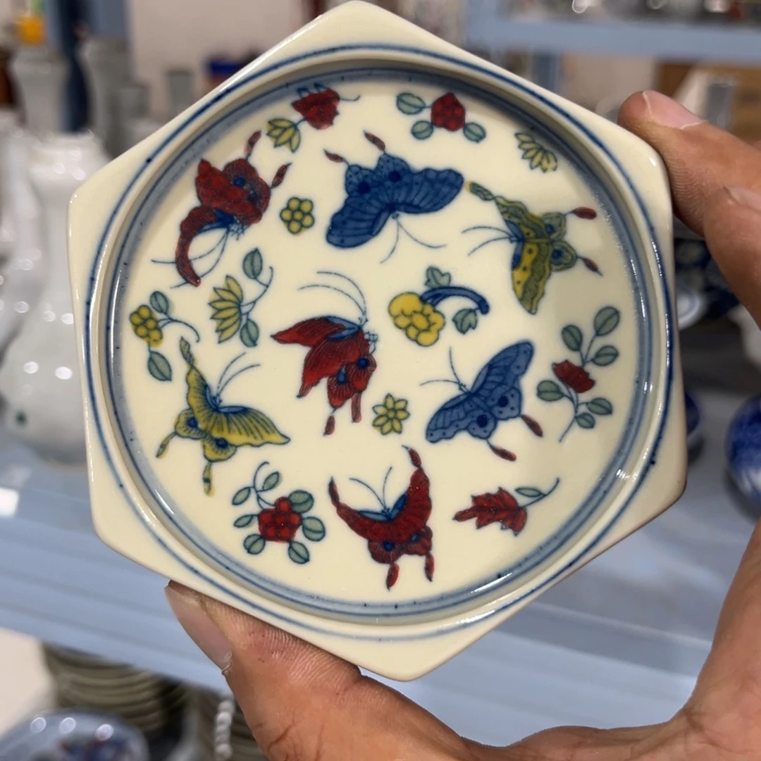 摆件摆件箱内还有一些金属或