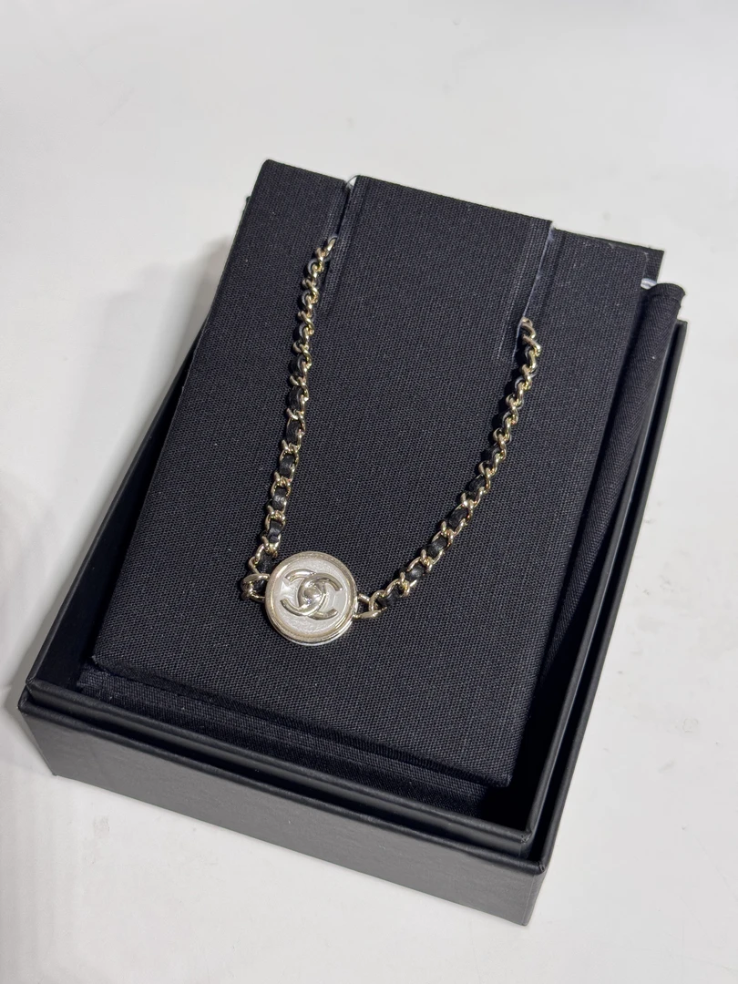 99新 Chanel/香奈儿 Chanel23C亚克力书包扣双C皮穿项链12092721