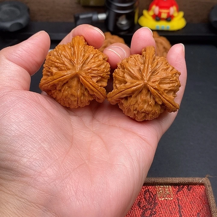 P***.文玩核桃把件白奔