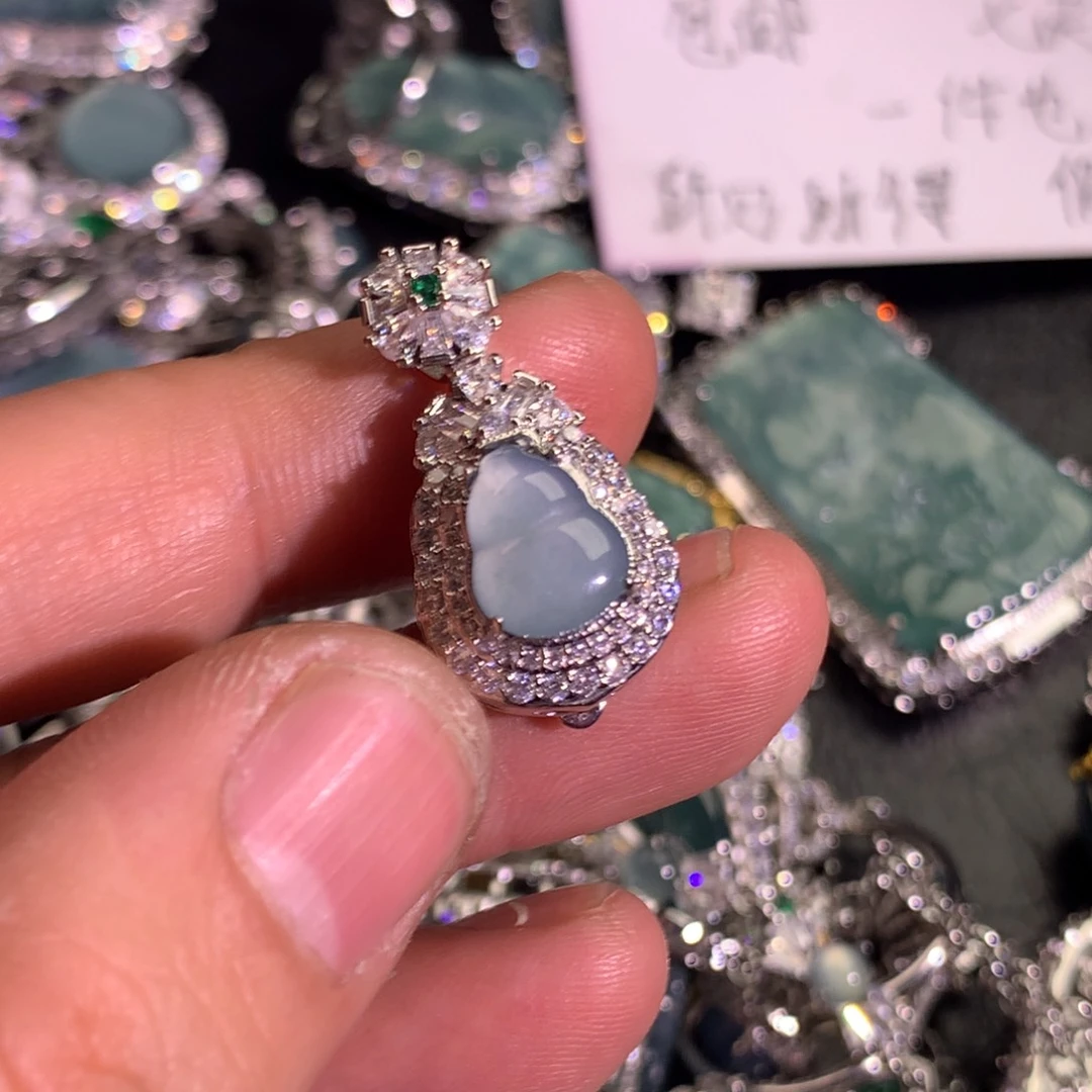 翡翠颈饰未镶嵌葫芦