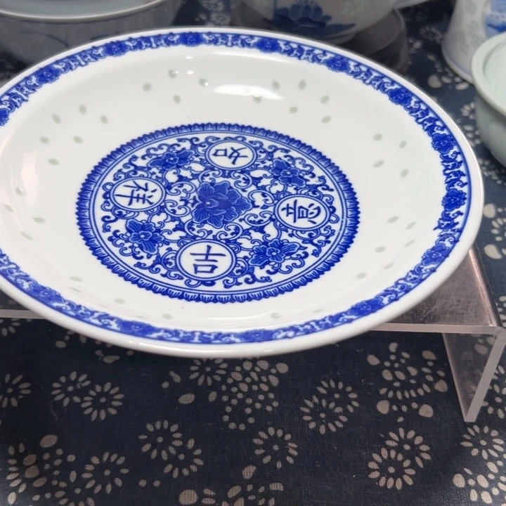 青花玲珑8寸吉祥如意浅盘