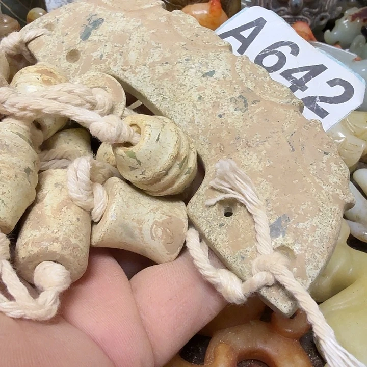 C***形透闪石-蛇纹石玉未镶嵌颈饰