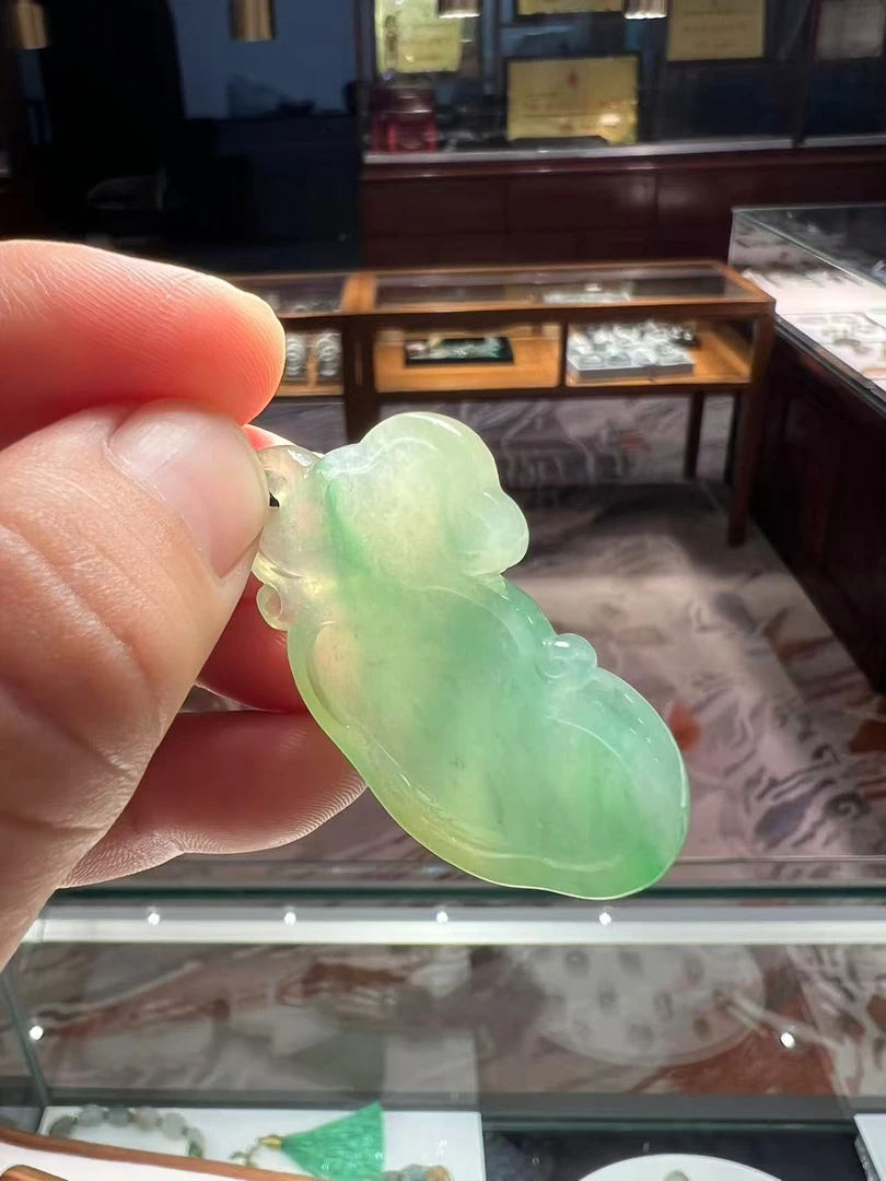 缅甸A货翡翠 果绿色如意 吊坠
