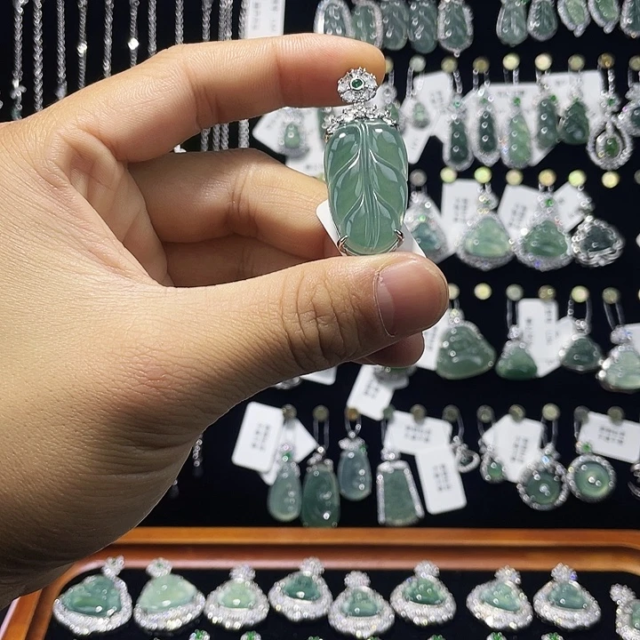 翡翠18K金镶嵌颈饰翡翠