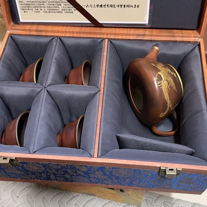 茶壶紫砂原矿泥料，手工制作的一把紫砂壶。