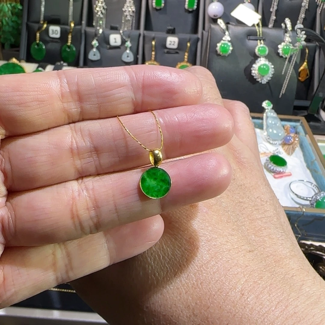 翡翠18K金镶嵌颈饰吊坠