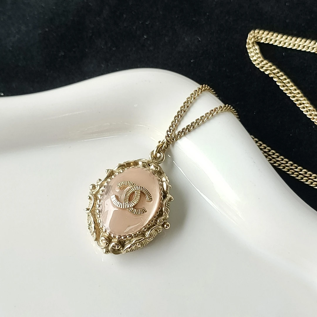 95新 Chanel/香奈儿 13C金属粉双C雕花椭圆形琉璃吊坠项链 57654
