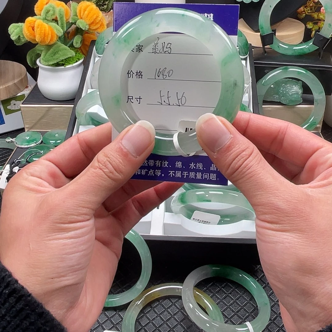 幸***莉石英质玉未镶嵌手镯