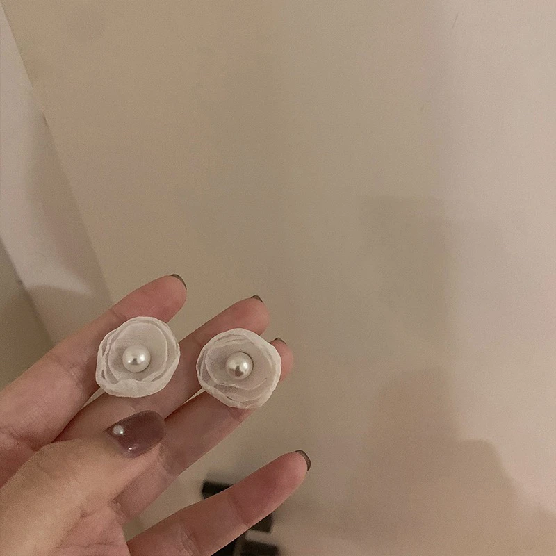 非金属仿珍珠耳饰 雪纺花朵耳钉小众设计感简约百搭优雅仙气白色