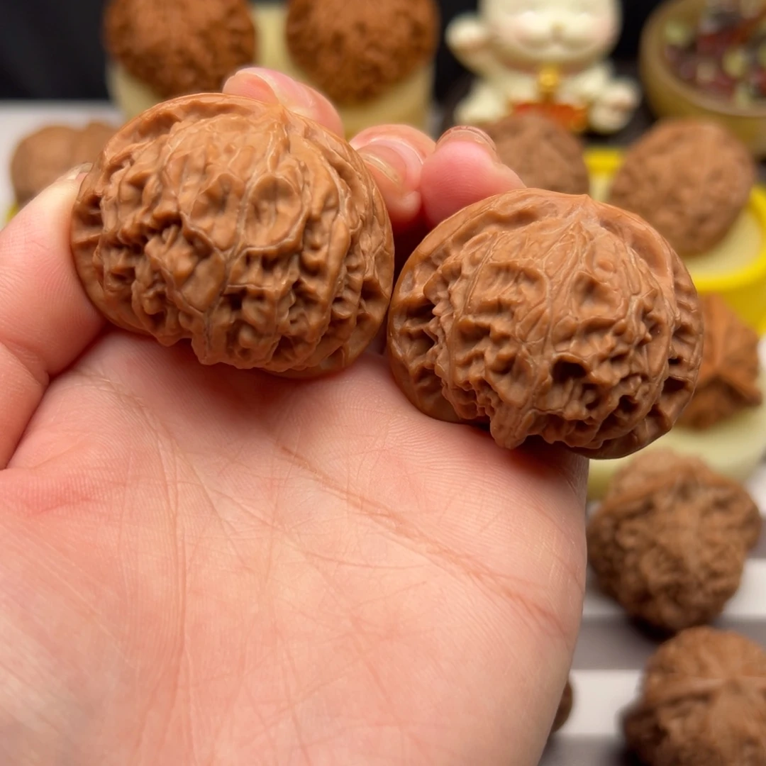 文玩核桃把件42.5红皮宫灯