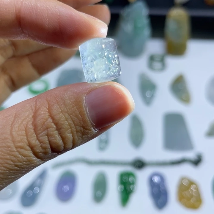 翡翠未镶嵌颈饰如*龙头