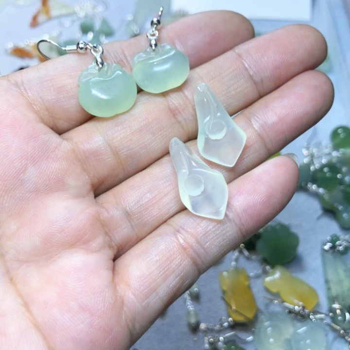 【闪购商品】蛇纹石玉耳环未镶嵌销****肖