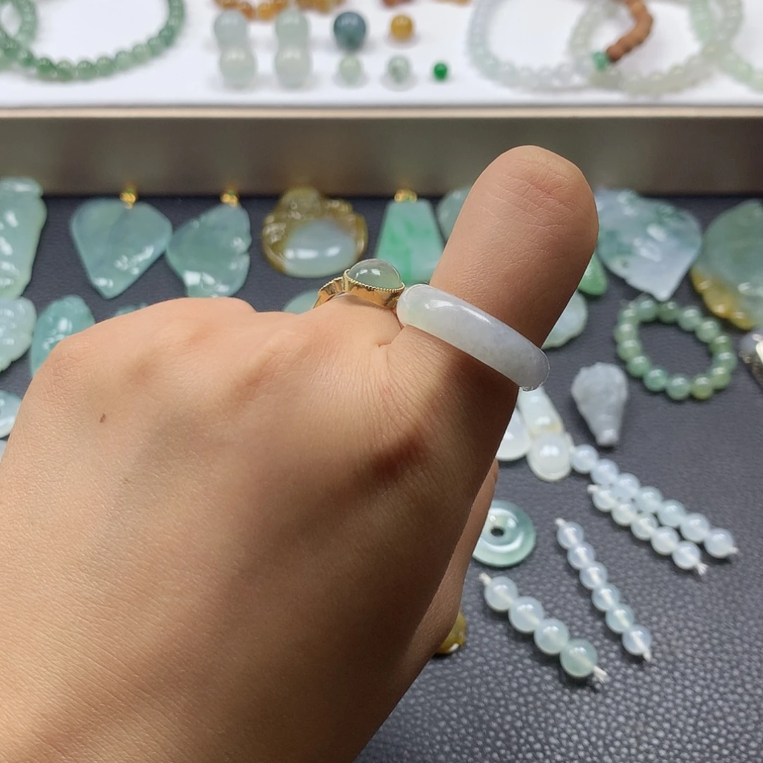 翡翠未镶嵌颈饰戒圈