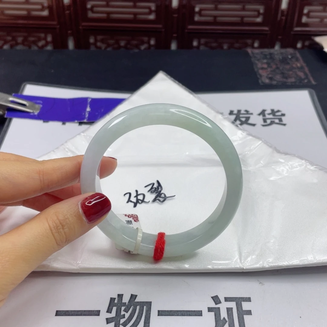翡翠手镯未镶嵌翡翠手镯