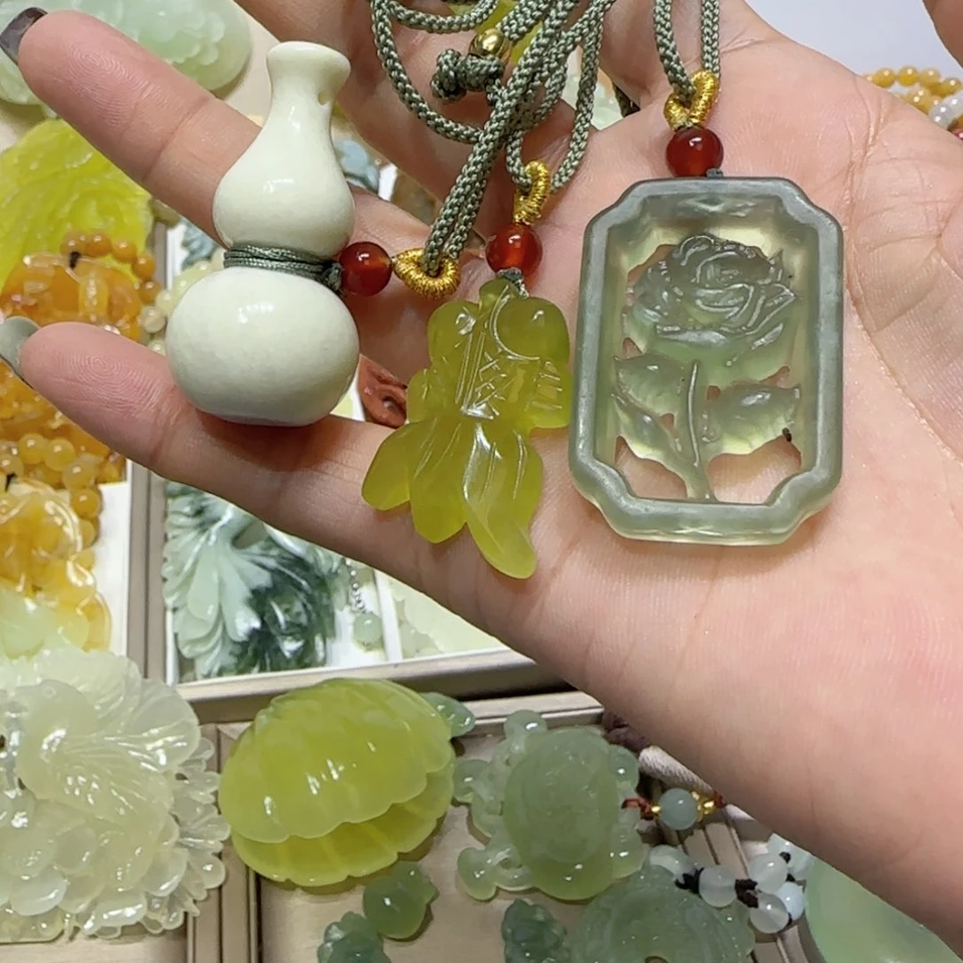未镶嵌蛇纹石玉吊坠