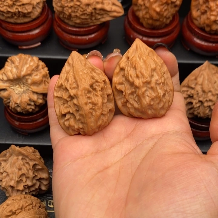 文玩核桃吊坠秦岭野生鸡心32