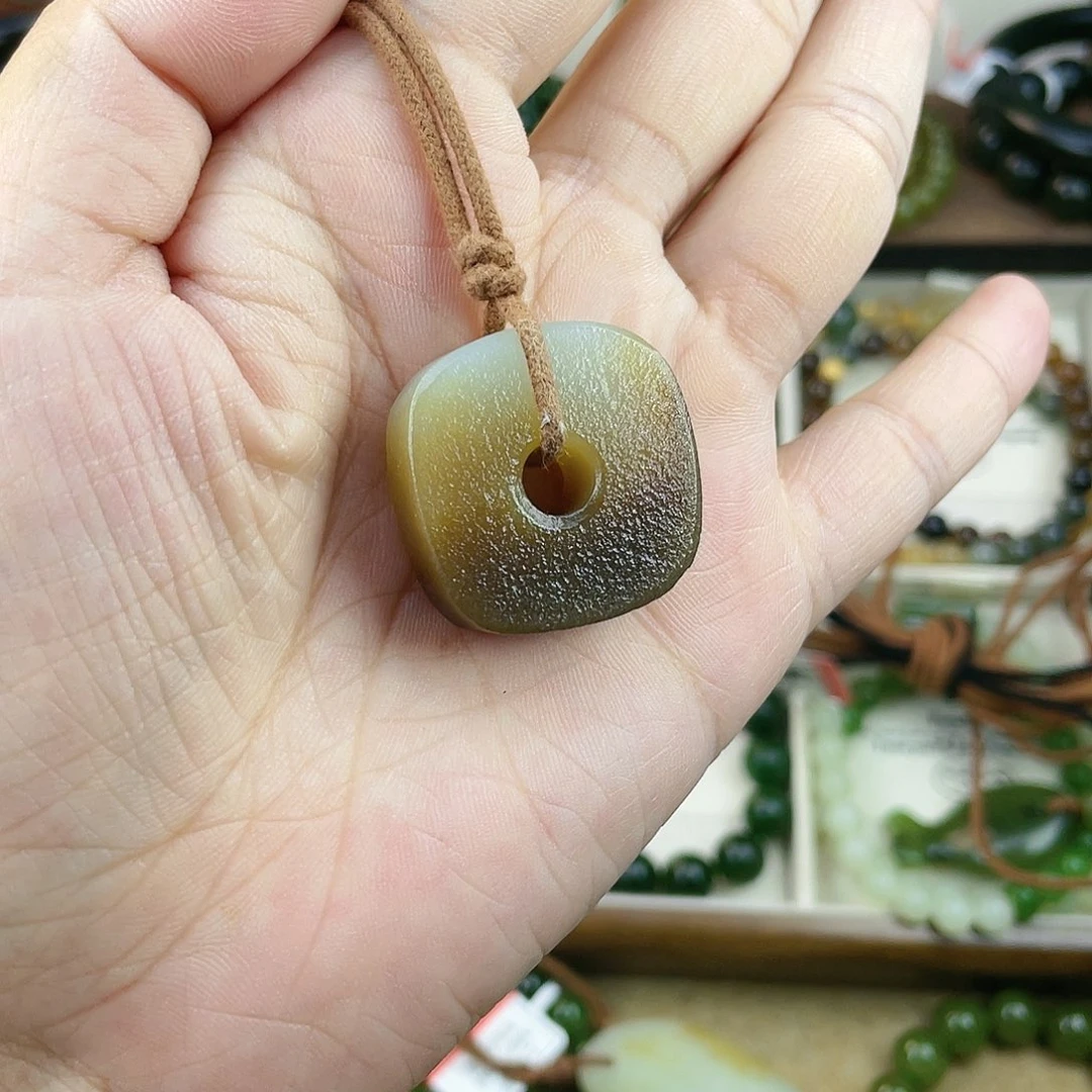 和田玉未镶嵌颈饰布****敏