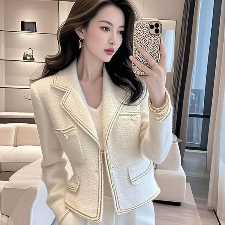 今年流行的漂亮小个子高级感独特超好看小香风白色短款外套2025冬