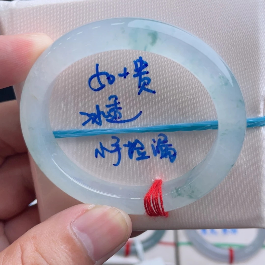 翡翠手镯未镶嵌翡翠手镯