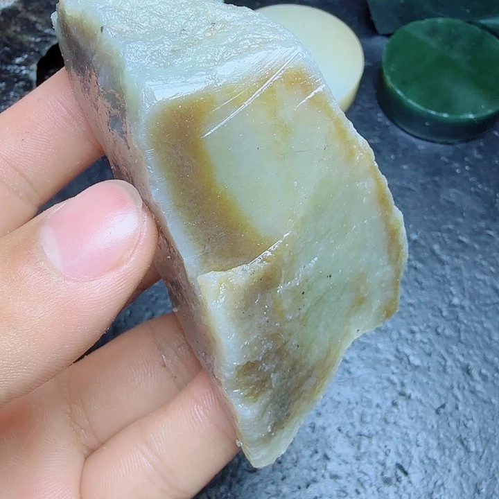 和田玉（糖玉）未镶嵌珠宝奇石