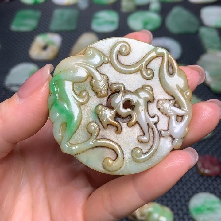 翡翠挂件未镶嵌笑**云