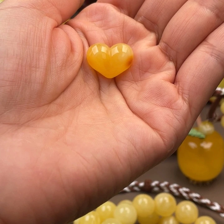 琥珀未镶嵌颈饰蜜蜡