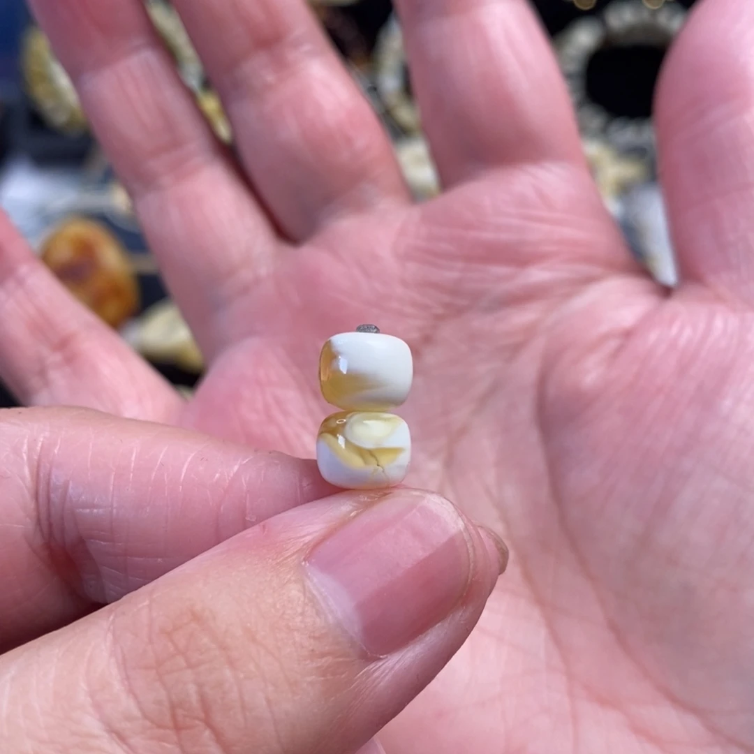 裸石蜜蜡未镶嵌金漆白溶洞老型对珠8×6.5