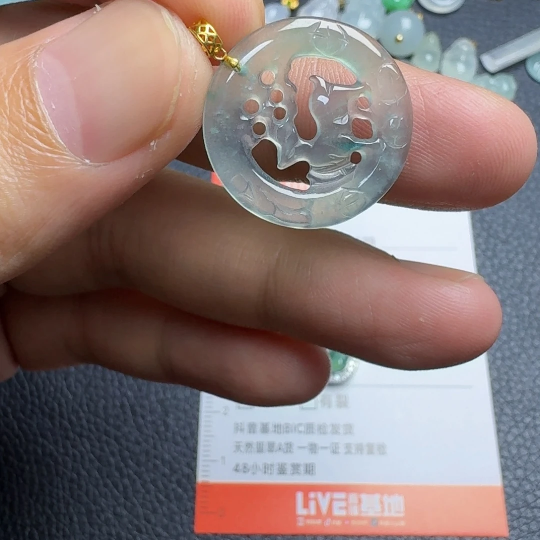 翡翠18K金镶嵌颈饰小鹿牌