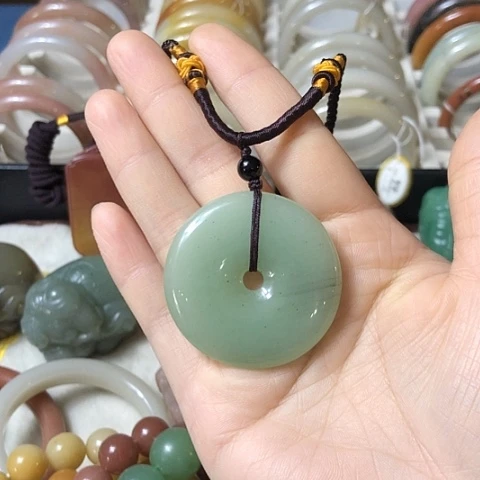 颈饰未镶嵌石英质玉