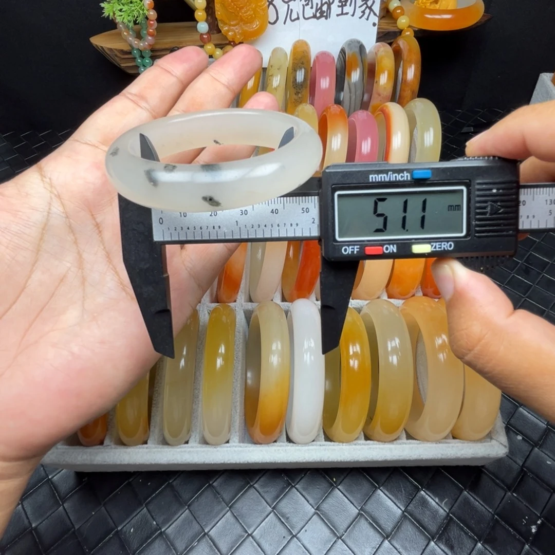 未镶嵌石英质玉（黄龙玉）手镯
