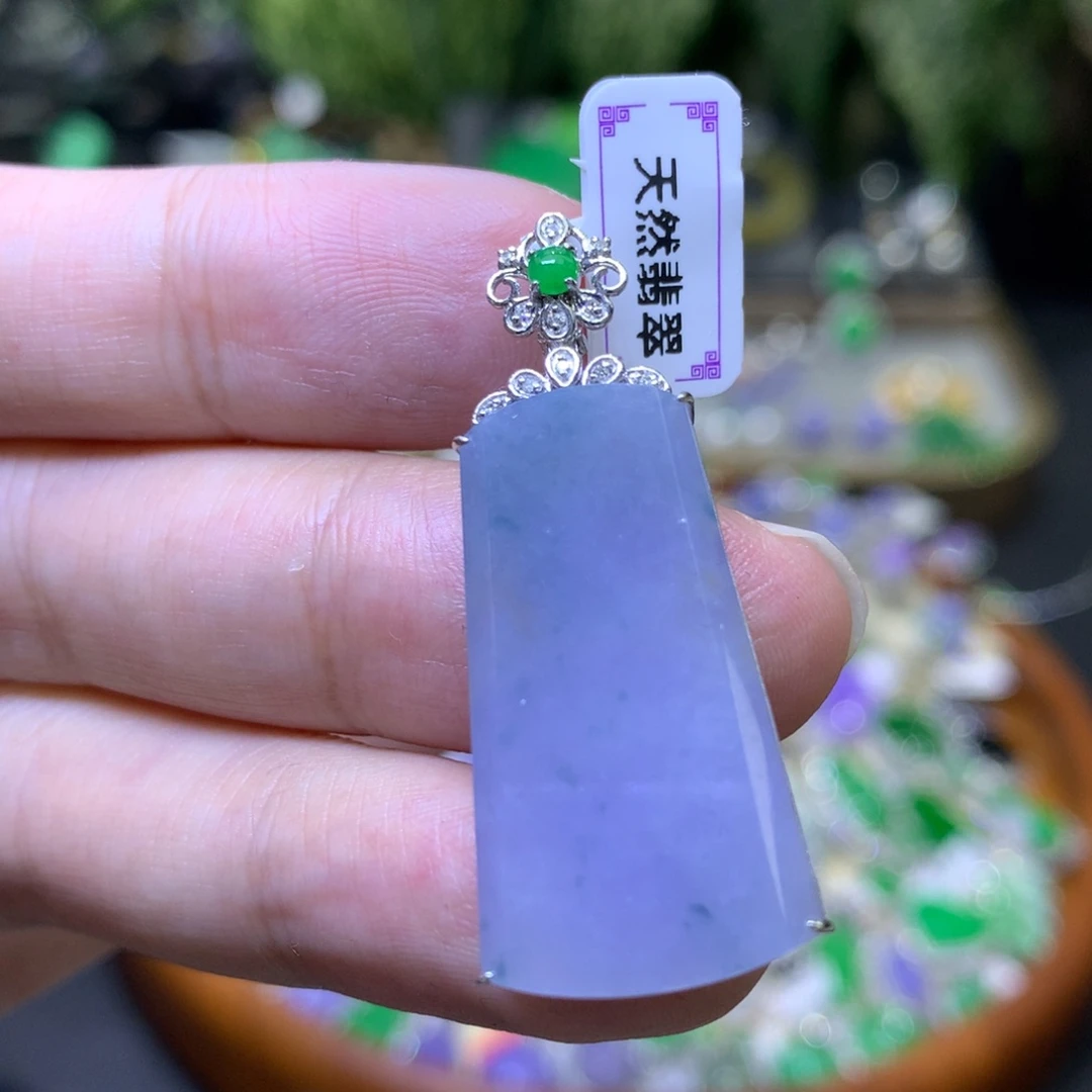 颈饰18K金镶嵌翡翠