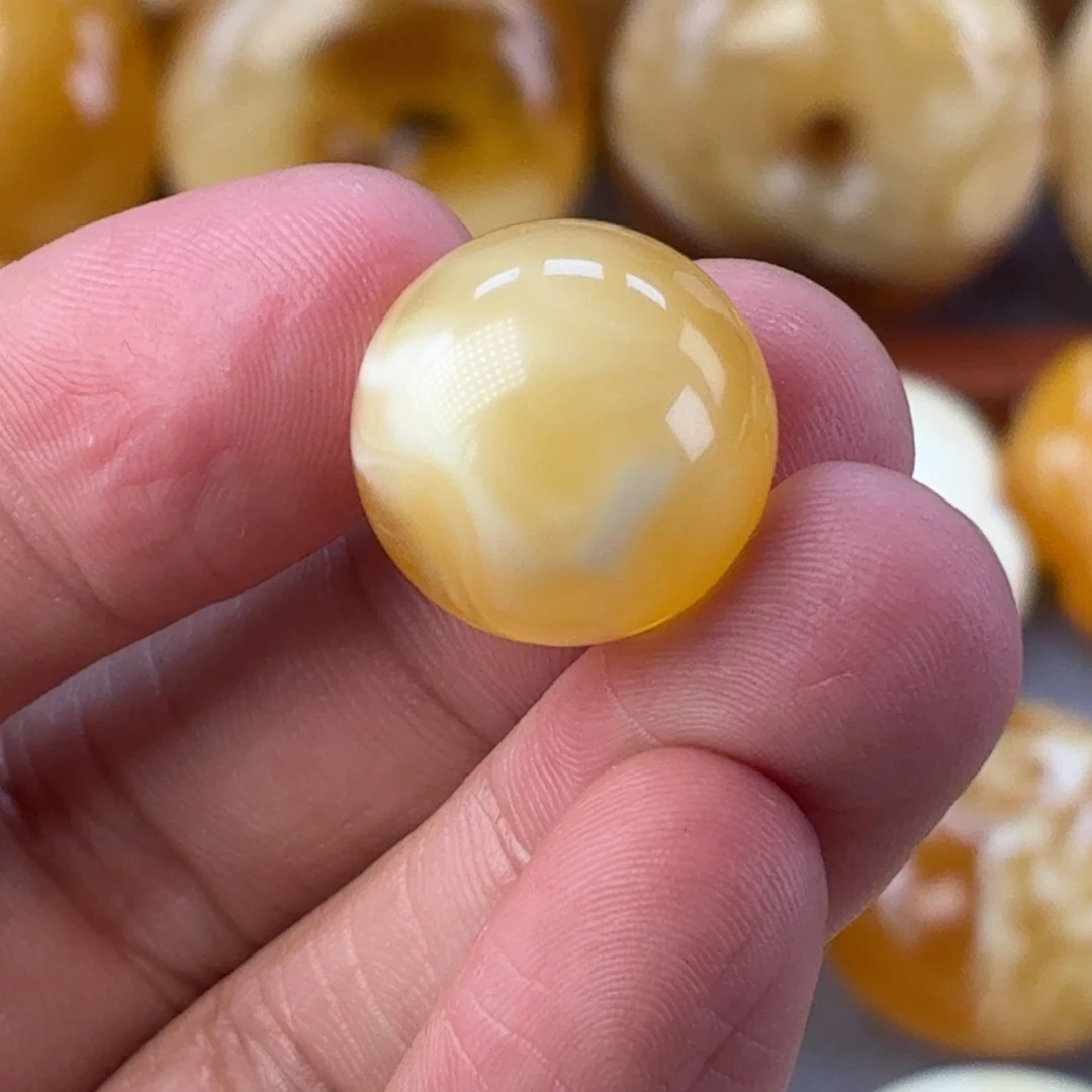 琥珀未镶嵌裸石金白17.4mm