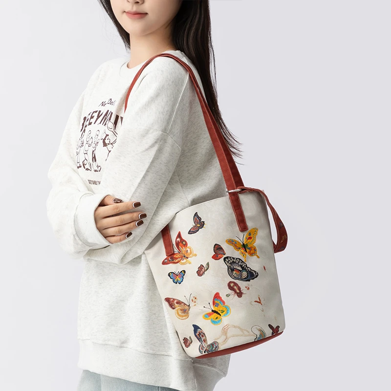 国潮蝴蝶刺绣款 弘娜原创设计 百搭小众休闲斜跨水桶包单肩包女AI