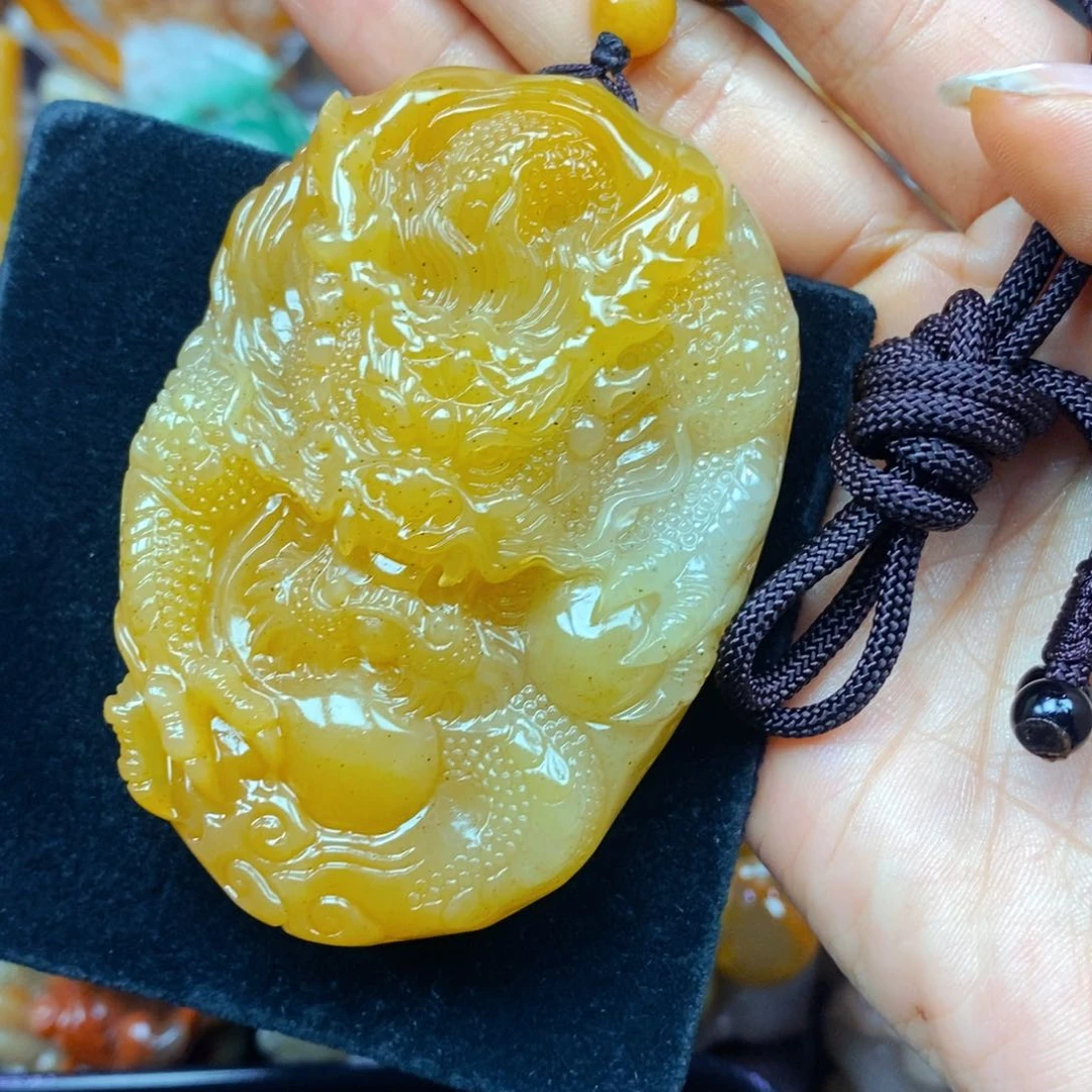 未镶嵌石英质玉（黄龙玉）颈饰