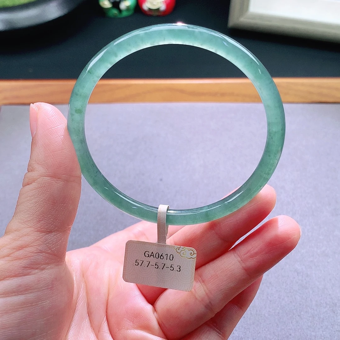 翡翠手镯未镶嵌天然翡翠手镯