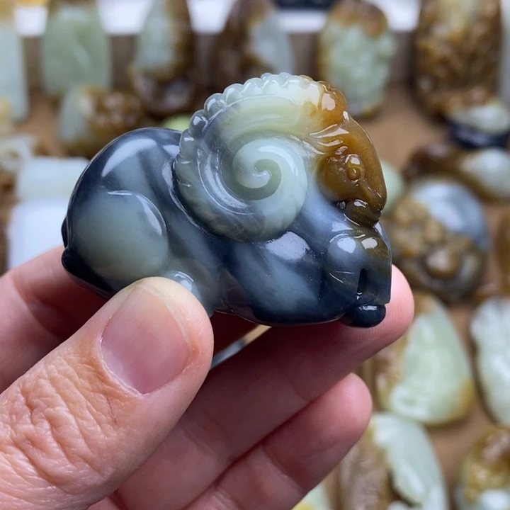 和田玉（糖玉）挂件未镶嵌云****a