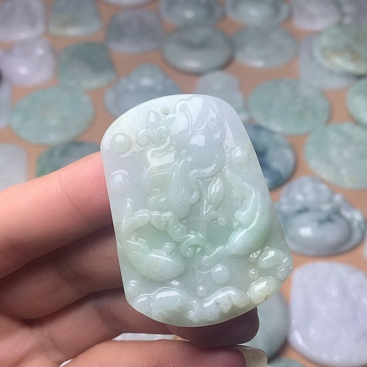 翡翠未镶嵌颈饰年年有鱼