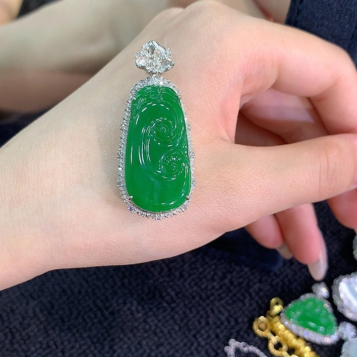 颈饰18K金镶嵌翡翠