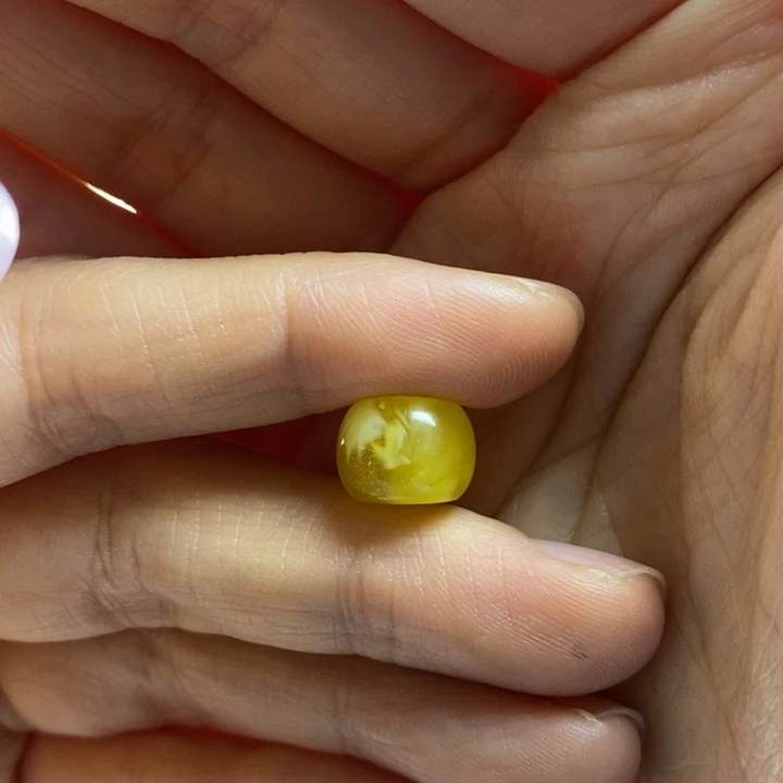 蜜蜡裸石未镶嵌C****゜微瑕，尺寸11，孔道歪