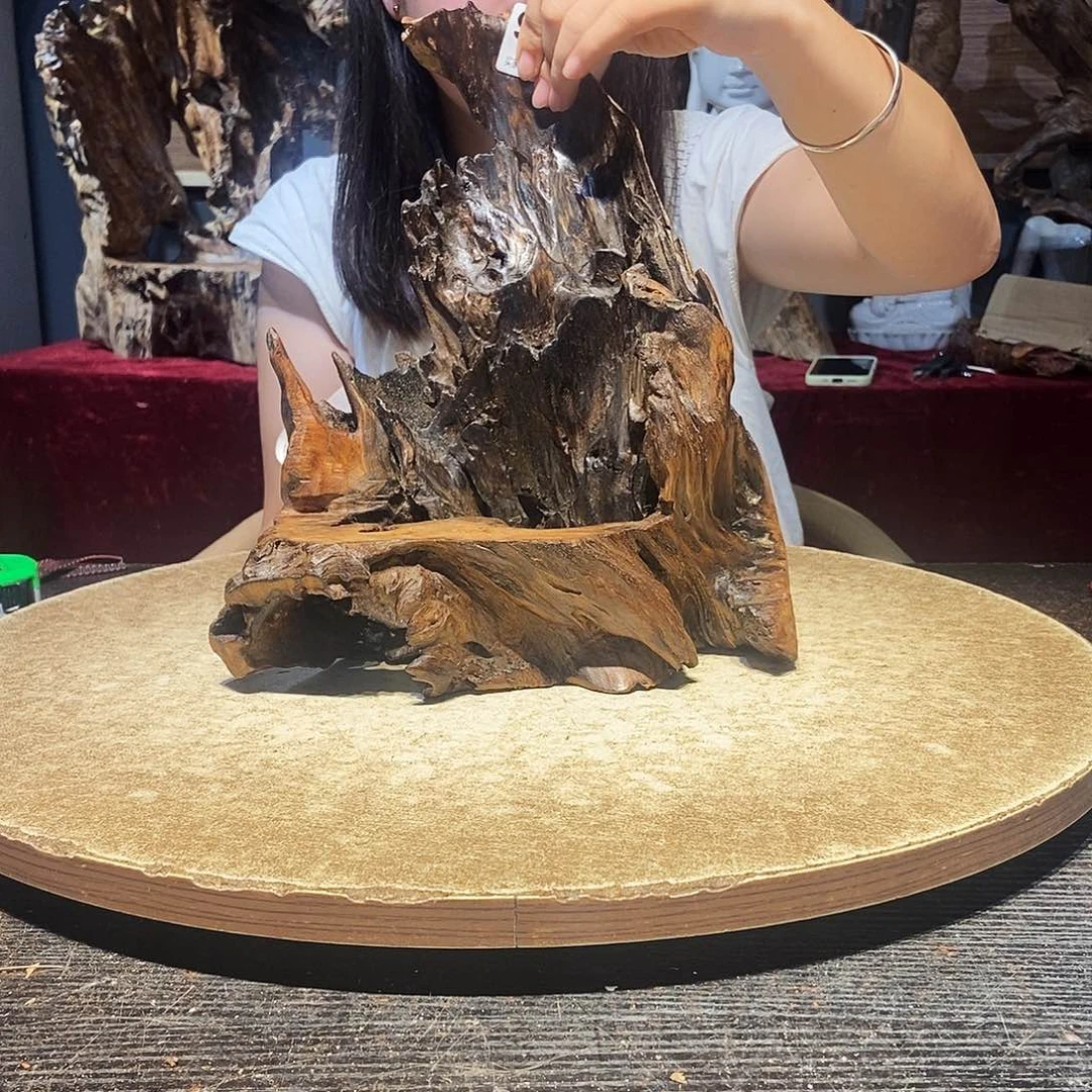 葫***居949株木随行的小根艺