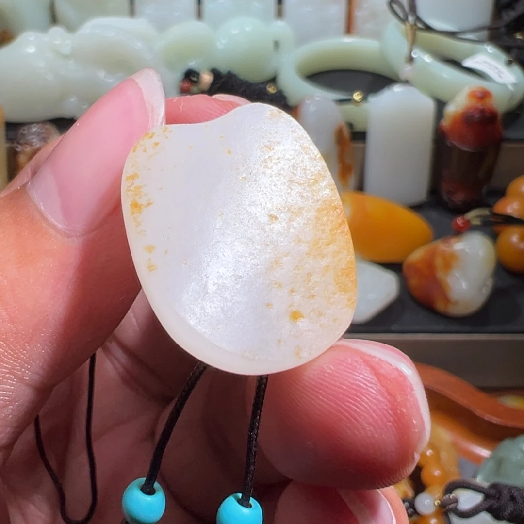 和田玉颈饰未镶嵌虫*