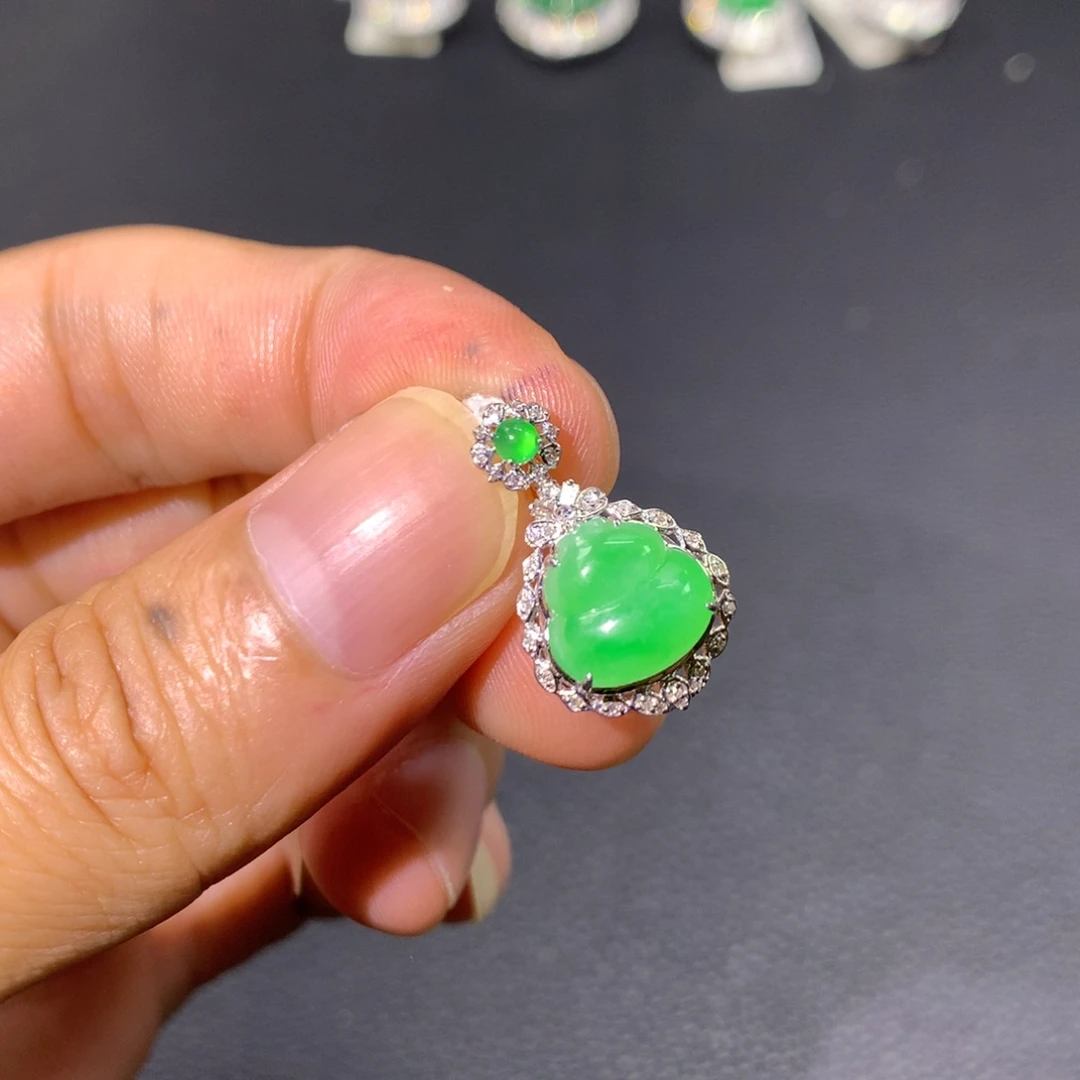 翡翠18K金镶嵌颈饰翡翠