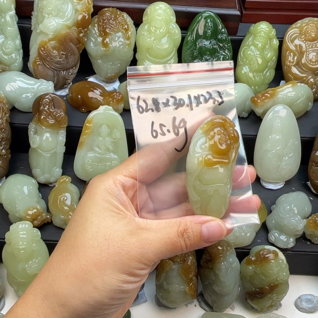 探***子和田玉未镶嵌颈饰