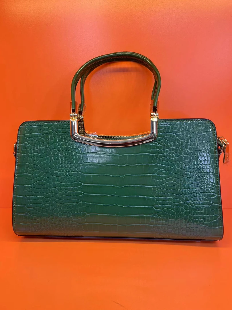 2025新款小容量女士手机包通勤小众高级感字母单肩斜跨包60132