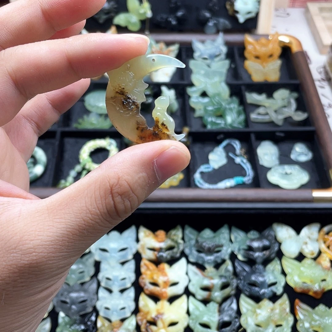 蛇纹石玉未镶嵌颈饰