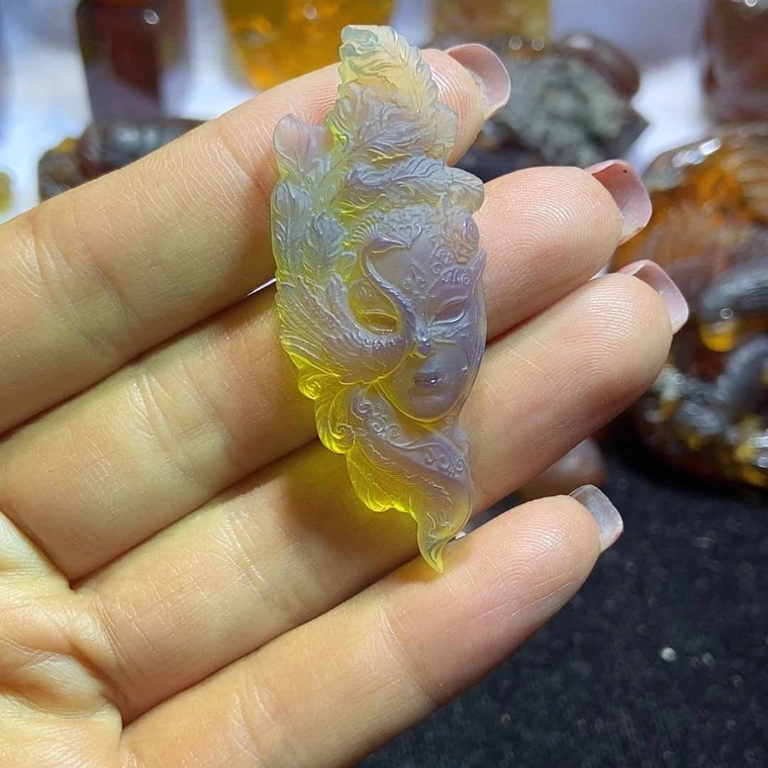 琥珀颈饰未镶嵌孔雀