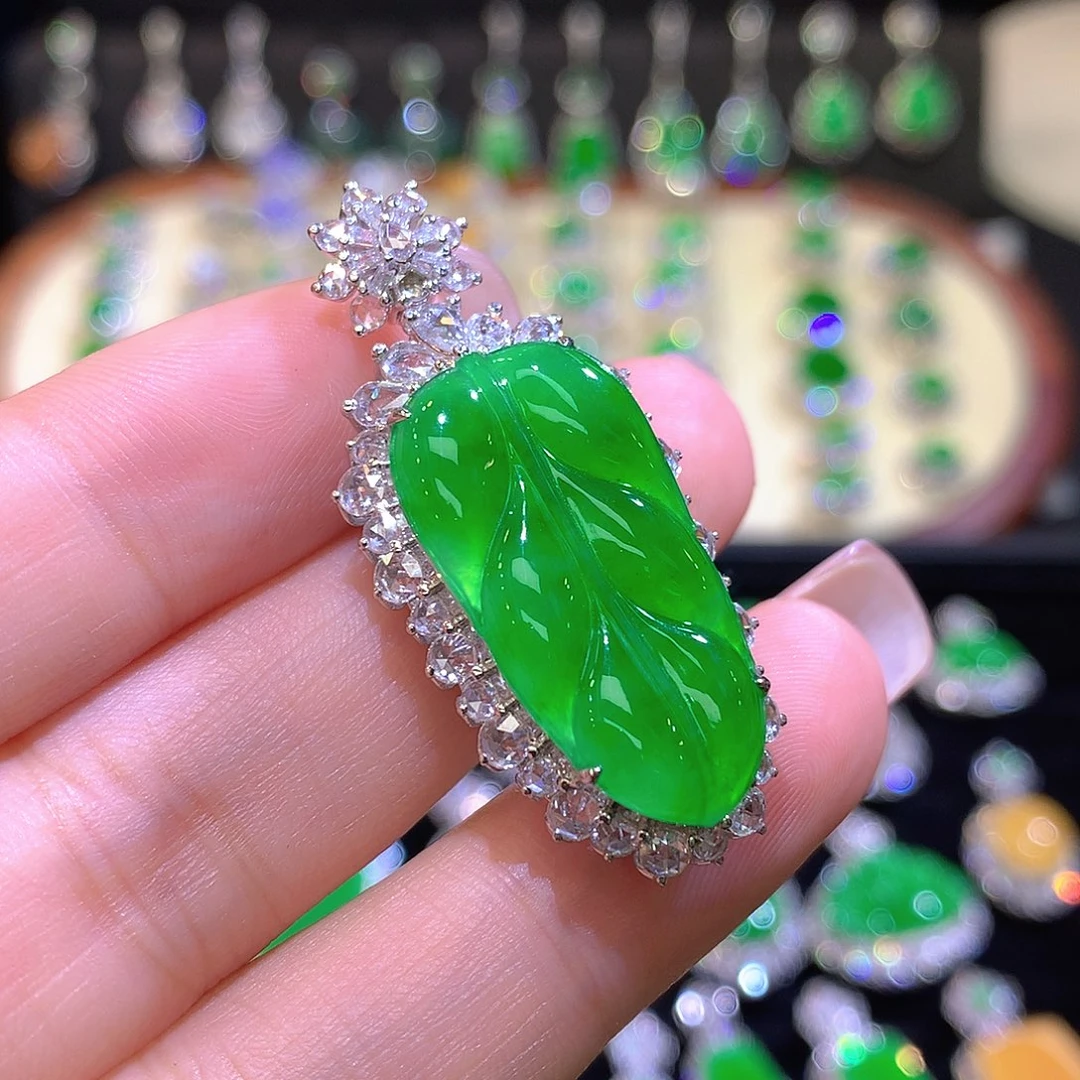 翡翠18K金镶嵌颈饰高冰满绿起光金枝玉叶吊坠