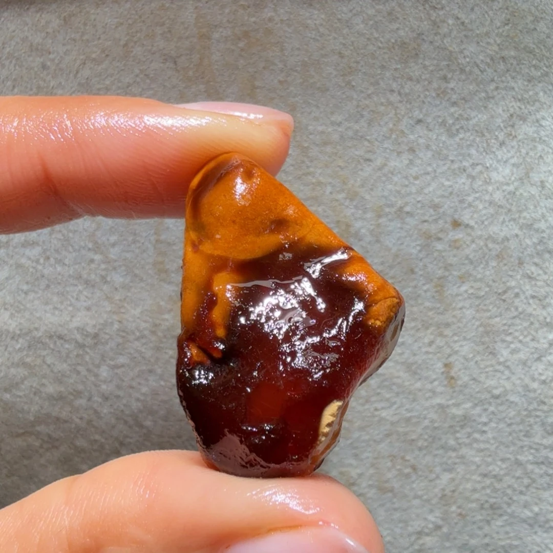 闲***鱼琥珀未镶嵌裸石专拍